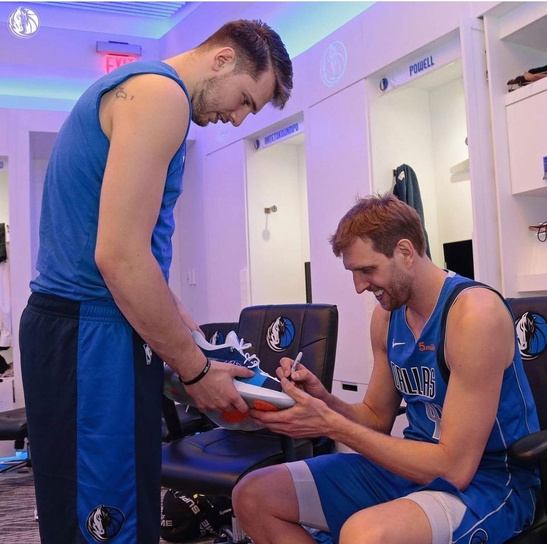 LukaUpdates's tweet photo. Dirk with a fan https://t.co/jfg3NObn52
