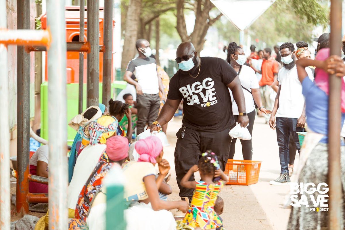 biggsaveproject's tweet photo. #BiggSaveProject shares love with the street https://t.co/fYYEvXQj3X