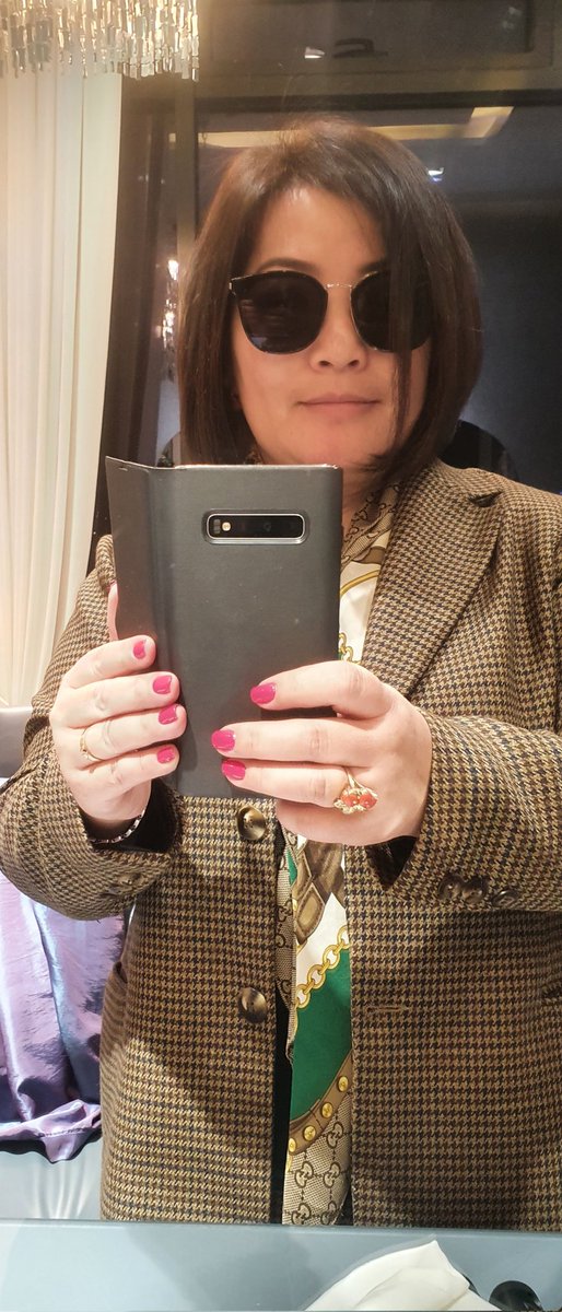 Сэтгэлээ сэргээх гээд үсээ тайрчихлаа. Уйлаад нүд аймаар бөлцийсөн тул шилээ авсангүй, бас ямар ч будаггүй бгаа болно.