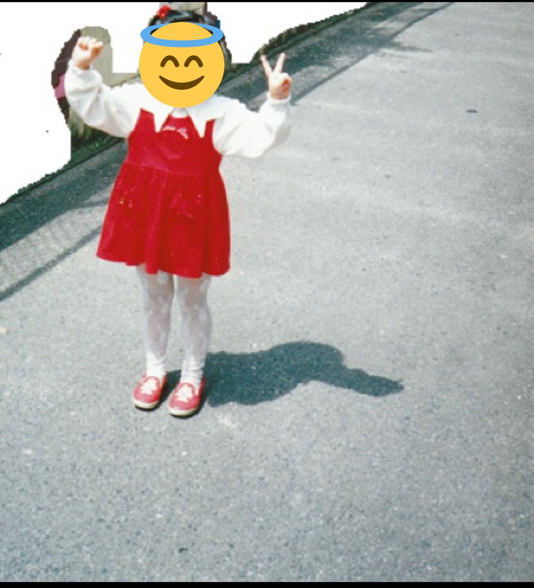 aiai_kusumin's tweet photo. 「『右手はグー！左手はチョキ！頭はパーパーパー！！』という持ちギャグは何処から生まれたのですか？」とよく聞かれるのですが、私の幼少期の定番ポーズでした！ニコ生時代にこの写真を公開して、みんなでこの法則に気付いて爆笑して！リスナーさんがこのギャグをコメントしてくれたのですー！！ https://t.co/5FTEmhiPFY