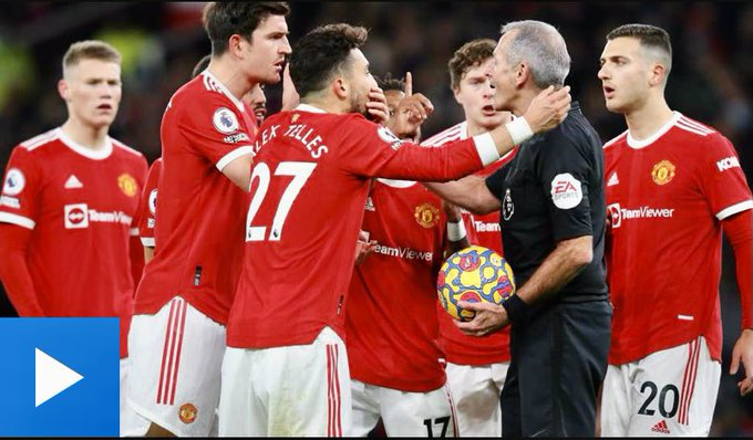 VipArsenal's tweet photo. There are cases of players surrounding referee every week.

Of course, it's only Arsenal that gets punished for it. https://t.co/3ajdJn6GDW