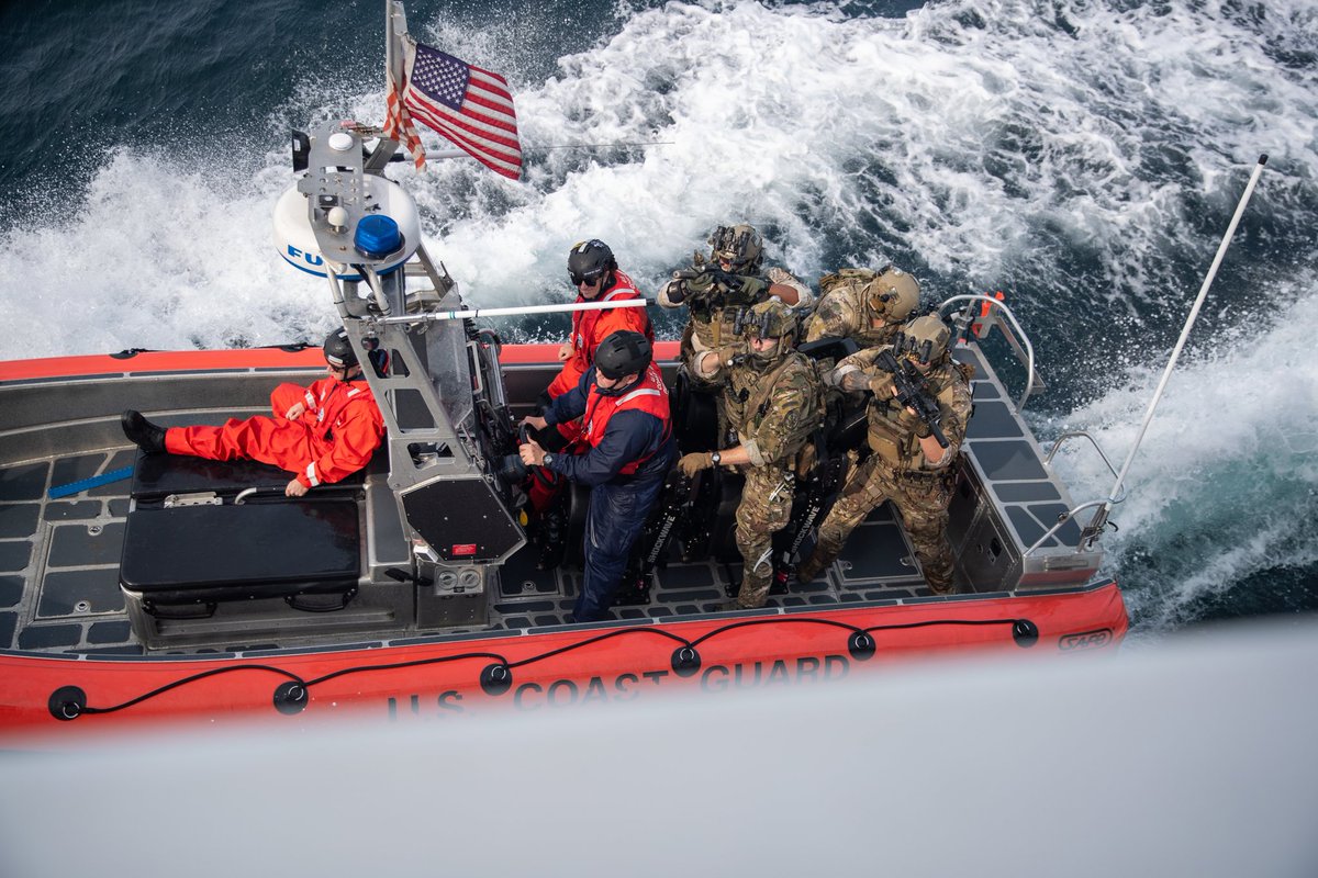 tacticalporn's tweet image. 🇺🇸Coast Guard MSRT members during VBSS training, Aug. 2021.

#USCG #MSRT #TacticalUnit #VBSS