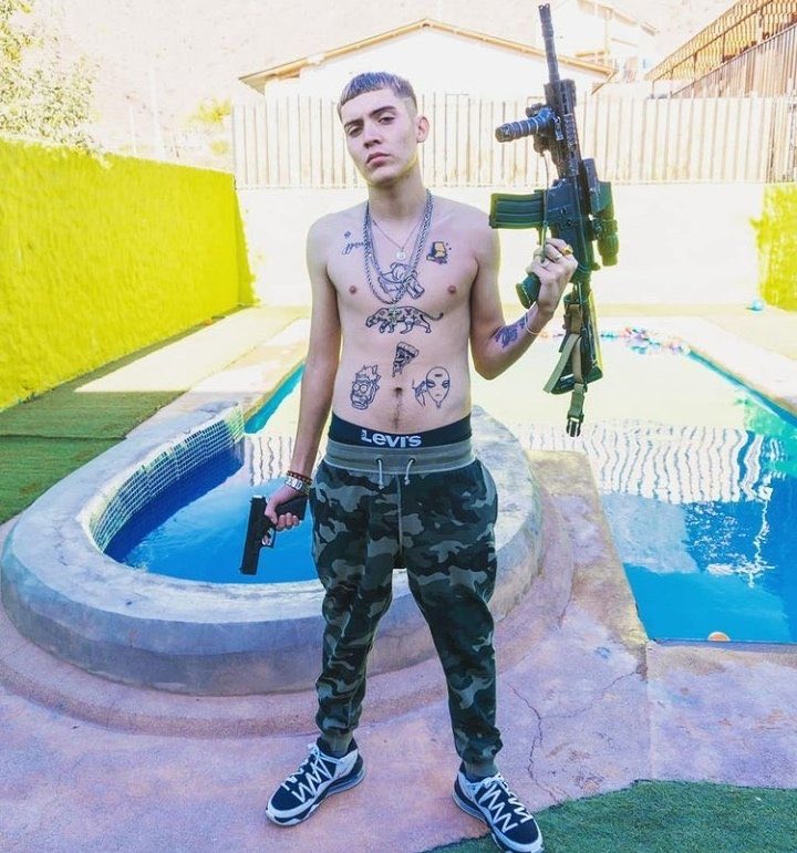 En las poblaciones mueren niños por balas locas, portonazos realizados por adolescentes armados y jóvenes sumidos en el consumo de drogas usados como soldados!

Pero le hacemos una apología a Marcianeke que representa en sus canciones todo eso, Chile qlo!!!