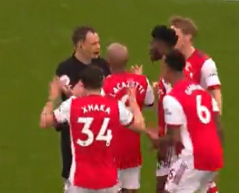 VipArsenal's tweet photo. There are cases of players surrounding referee every week.

Of course, it's only Arsenal that gets punished for it. https://t.co/3ajdJn6GDW