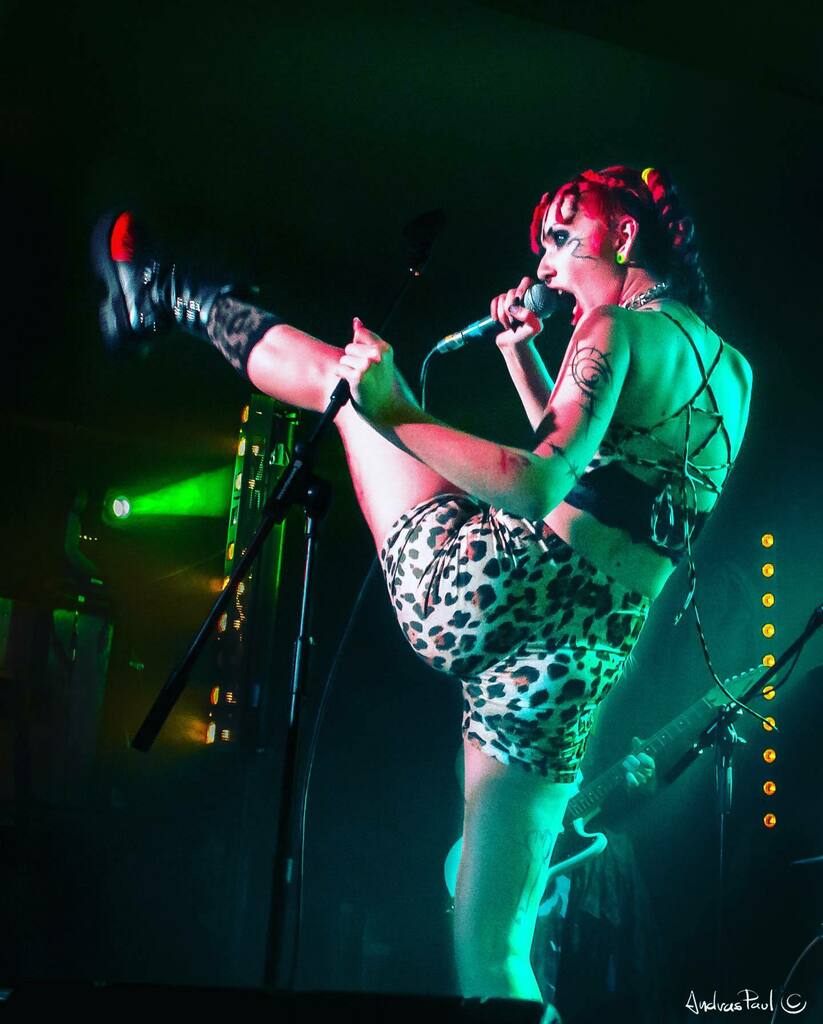I shall kick the new year with more work done and less thinking. Simply put. Closing last year with one of my fav band Hand Off Gretel here is a pic of @laurentateofficial killing it fronting @handsoffgretel with an awesome set back at @nambuccalondon 20… instagr.am/p/CYWQgNntcUF/