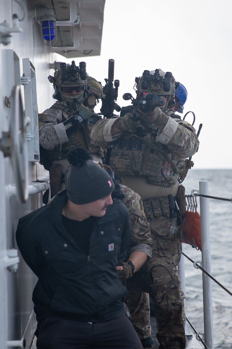 tacticalporn's tweet image. 🇺🇸Coast Guard MSRT members during VBSS training, Aug. 2021.

#USCG #MSRT #TacticalUnit #VBSS