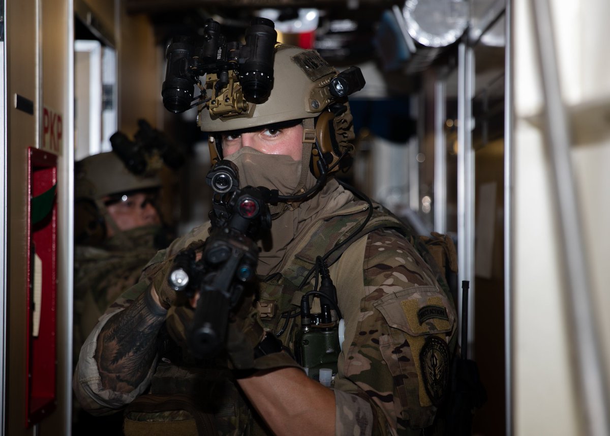 tacticalporn's tweet image. 🇺🇸Coast Guard MSRT members during VBSS training, Aug. 2021.

#USCG #MSRT #TacticalUnit #VBSS