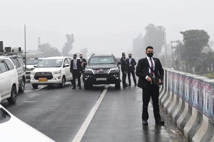 Deependarsing15's tweet photo. Protestors block convoy of PM on a flyover.Before that protestors ran along the convoy for about 500 mts .It’s very breach of both administrative &amp; security breach under the guidance of @INCIndia &amp; CM of Punjab @CHARANJITCHANNI. Here lies larger design. 
#BharatStandsWithModiJi https://t.co/xNCXW1ngfD