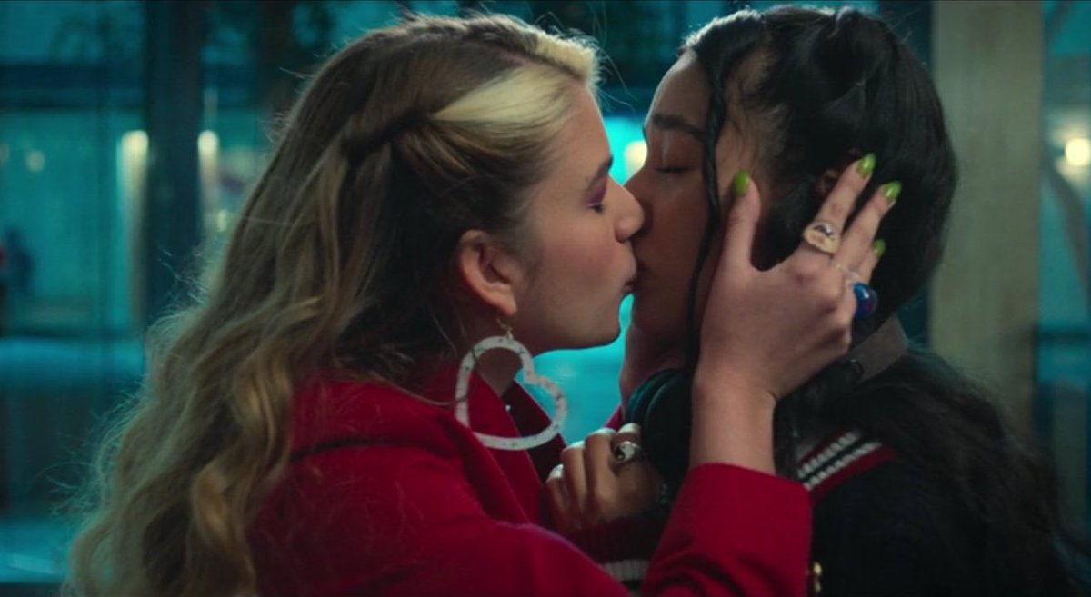 heroinadolixo's tweet image. a experiência com rebelde netflix está sendo ótima muito obrigada andi e emilia por tudo