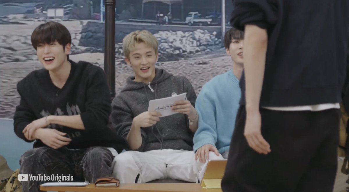 เกียดอะ เม้นบอกว่า ให้ดูกางเกงมาร์คหน่อย พลีส 55555555 แล้วทุกคนก็พากันลุกมาดู คือมันเป็นแฟชั่นนะ ไม่ได้เป้าขาด 555555