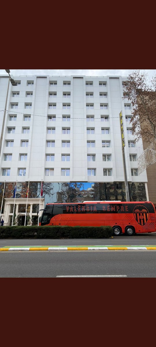 JonathanJC96's tweet photo. Ver este bus en el hotel Alfonso XIII.... Impresiona.....os imagináis que en puesto de ser partido copa del rey fuera de liga????bfffff ni pensarlo..... Hoy se respira el ambiente como el día del Castilla.... Pero contra todo un @valenciacf.. tenemos que estar a la altura ⚽🏁🖤 https://t.co/ZSWUku1iop
