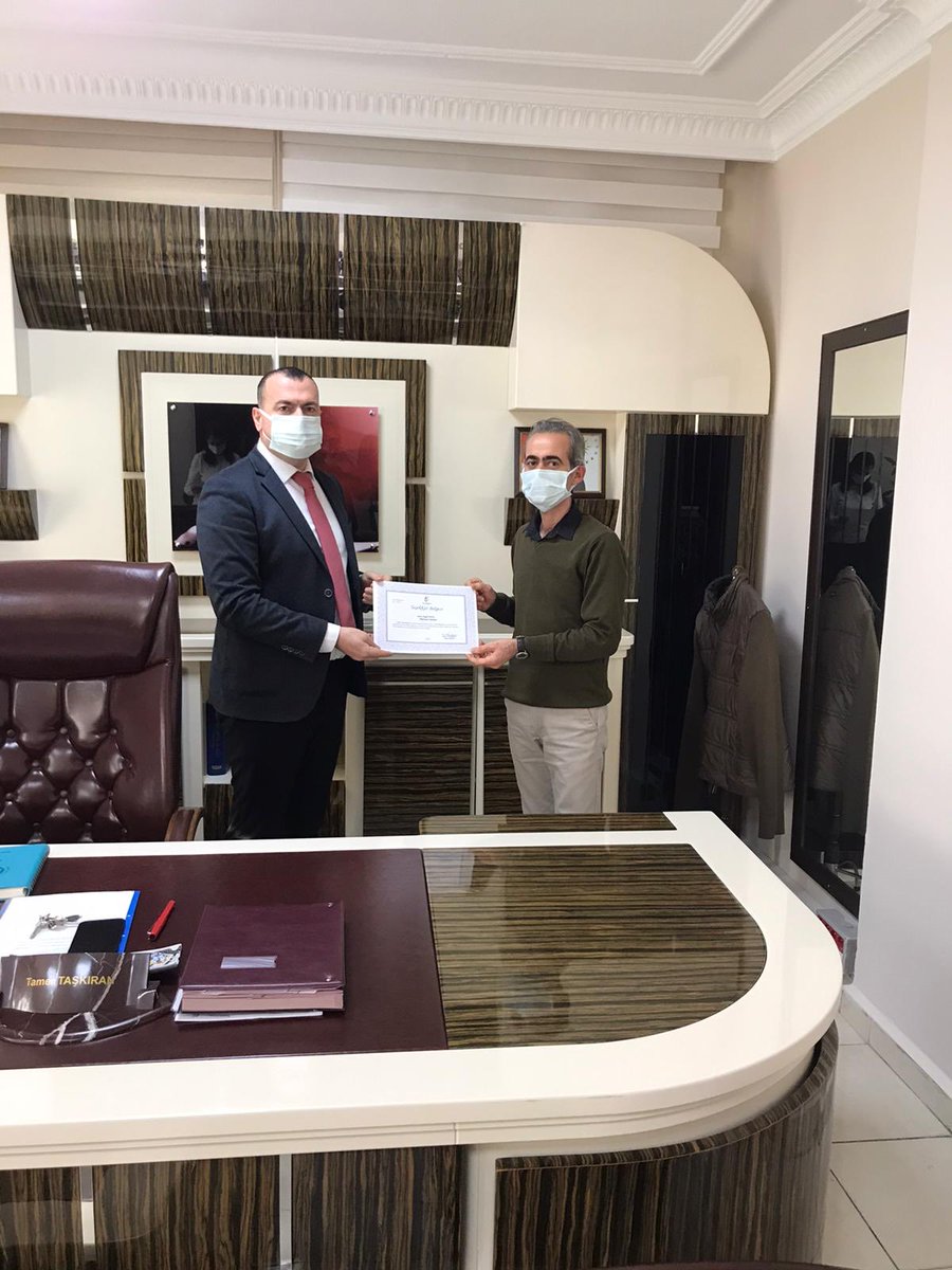 Bölge Müdürlüğümüz yetki alanında bulunan Tapu Müdürlüklerimizin açık işlemlerini azaltmak amacı ile Bölge Müdürlüğümüzde kurulan UZAKTAN DESTEK BİRİMİNE katkı sağlayan personellere Bölge Müdürümüz Sayın Tamer TAŞKIRAN tarafından teşekkür belgesi verilmiştir.
