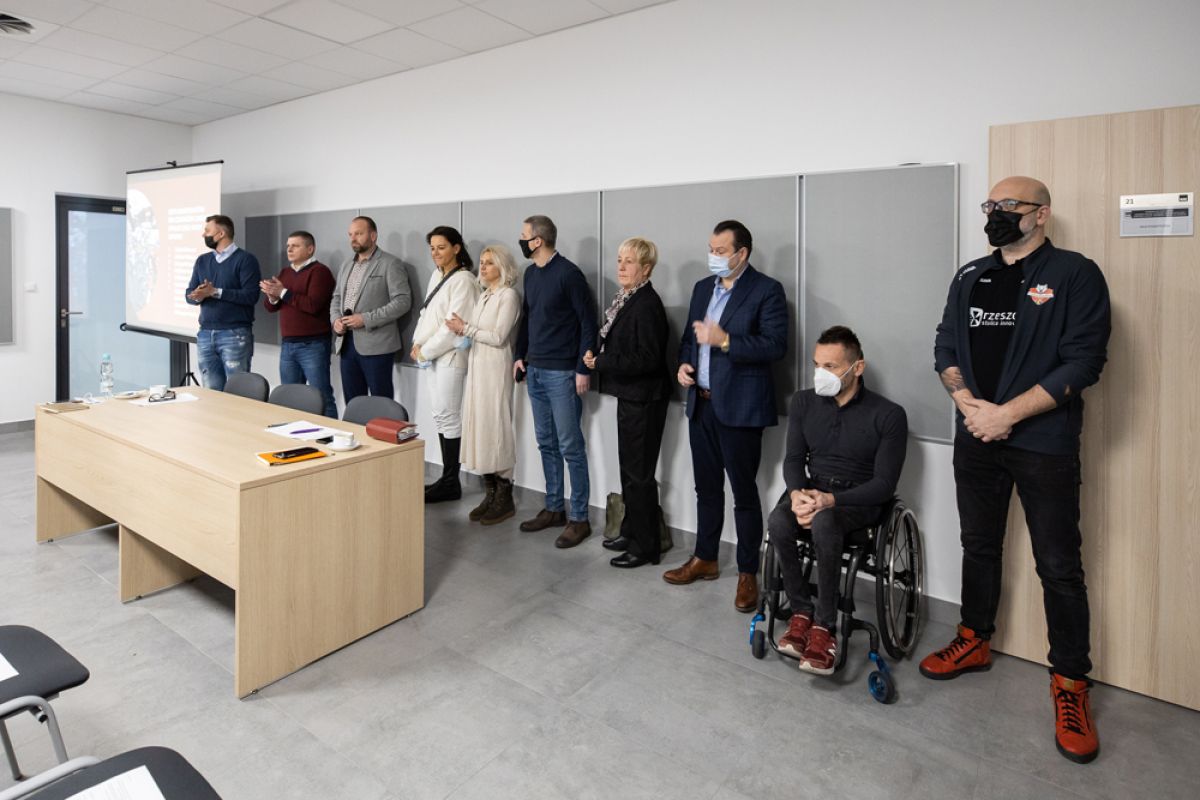 KSDevelopres's tweet image. Wiceprezes @e1_Moneta w zarządzie Społecznej Rady Sportu @miasto_rzeszow @FijoKonrad ✅
⬇️⬇️⬇️⬇️
developres.rzeszow.pl/aktualnosci/wi…

#Developres #Rzeszow