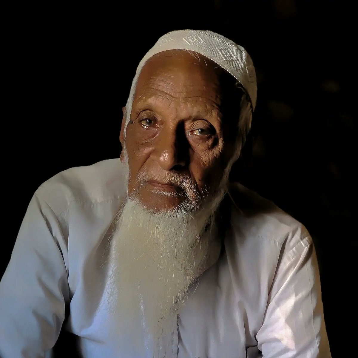 md_yasiein's tweet photo. It took me five days to arrive here with the help of stick on barefoot but this time it is not possible for me to walk anymore. Can I go back to my country through vehicles this year? 
Amir Husan, 81 years old refugee asked!

#repatriation 
#Rohingya
#Myanmar 
#dignifiedReturn https://t.co/Z9qjey6jJR
