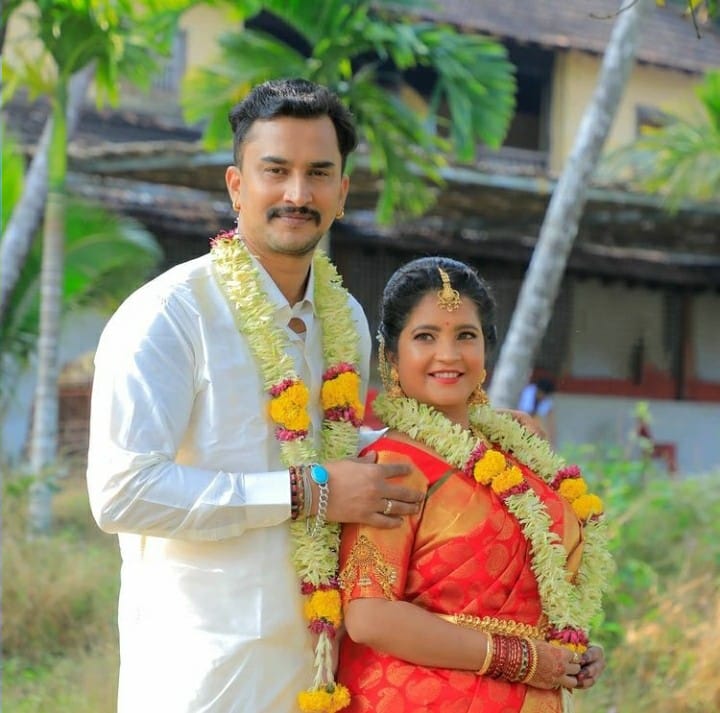 kannada_films's tweet photo. Actress #ShubhaPoonja and #SumanthBillava Wedding held in the presence of near and dear friends 💕
Congratulations to the newlywed couples 💐
https://t.co/6v9yW6SfYp #ShubhaPunja https://t.co/3bt0QgatvR