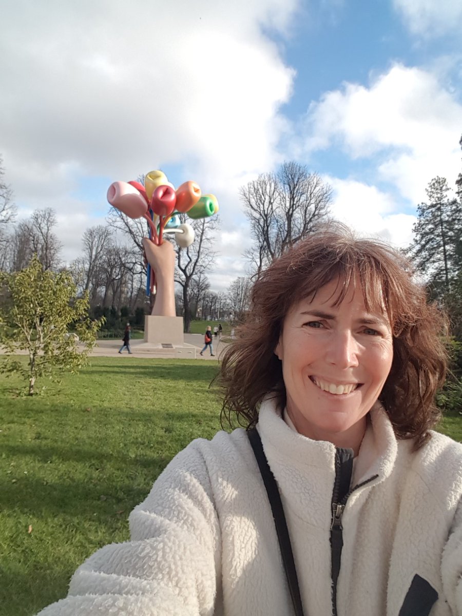 Nouvelle résolution: développez votre #créativité ! 
Sur la photo avec « Bouquet of Tulips » de Jeff Koons à Paris. #MOOC Creative Box: Formation gratuite en ligne sur la créativité et l’innovation. Prochaine session : le 17 janv. (5 semaines) Inscription: essca.fr/programmes/mooc