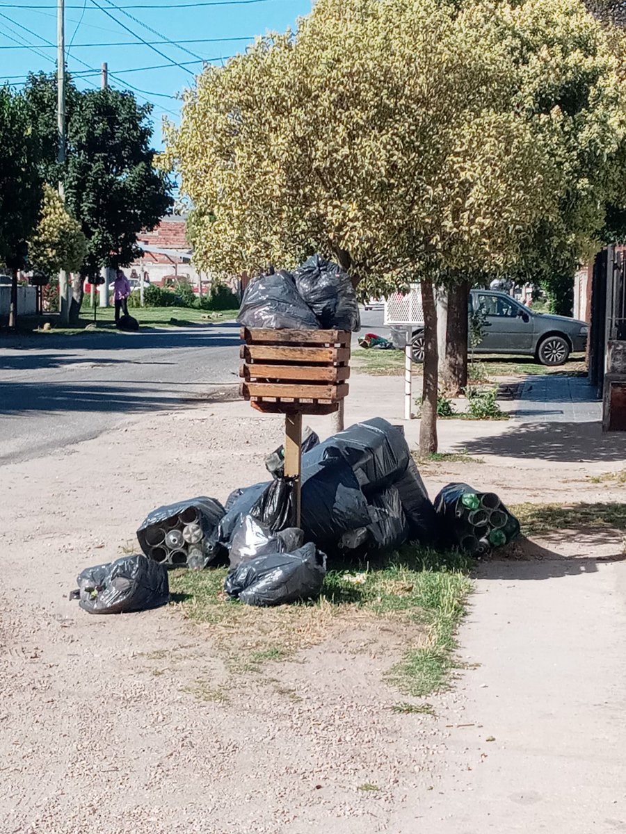fernandezMH's tweet photo. Barrio El Gaucho. Lunes y martes sin recolección de residuos @emsurmgp @munimardelplata ¿No alcanza con lo que pagamos por mes? ?¿O no controlan? https://t.co/Juc4RFQbpt