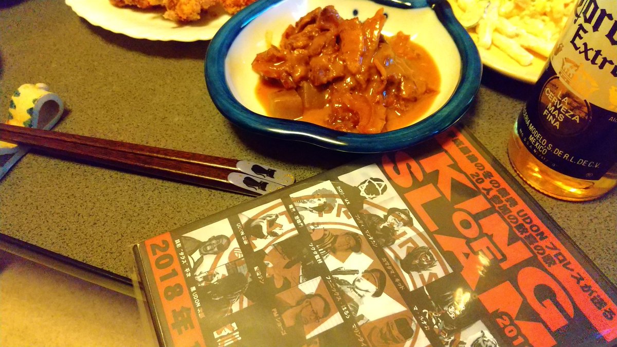 dekin_yoshimune's tweet photo. 今日の晩ごはんタイムのDVD
ショーゴさんウケてる…
#UDONプロレス #KOS2018
#UDONプロレス購買部
#川村一喜 https://t.co/TtgYYKstBE