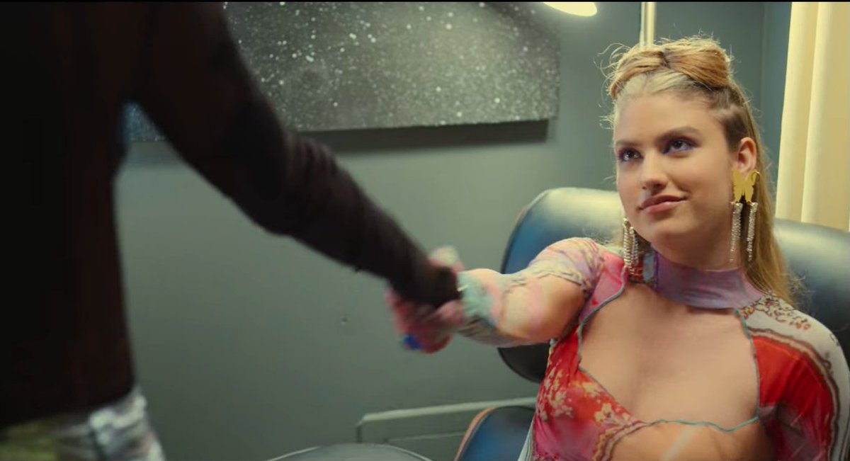 cadelinhadeEndi's tweet image. Tô até agr tentando entender como não infartei nessa cena da Andi e Emília #RebeldeNetflix