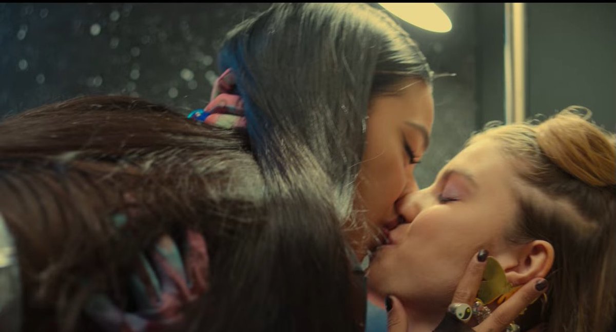 cadelinhadeEndi's tweet image. Tô até agr tentando entender como não infartei nessa cena da Andi e Emília #RebeldeNetflix