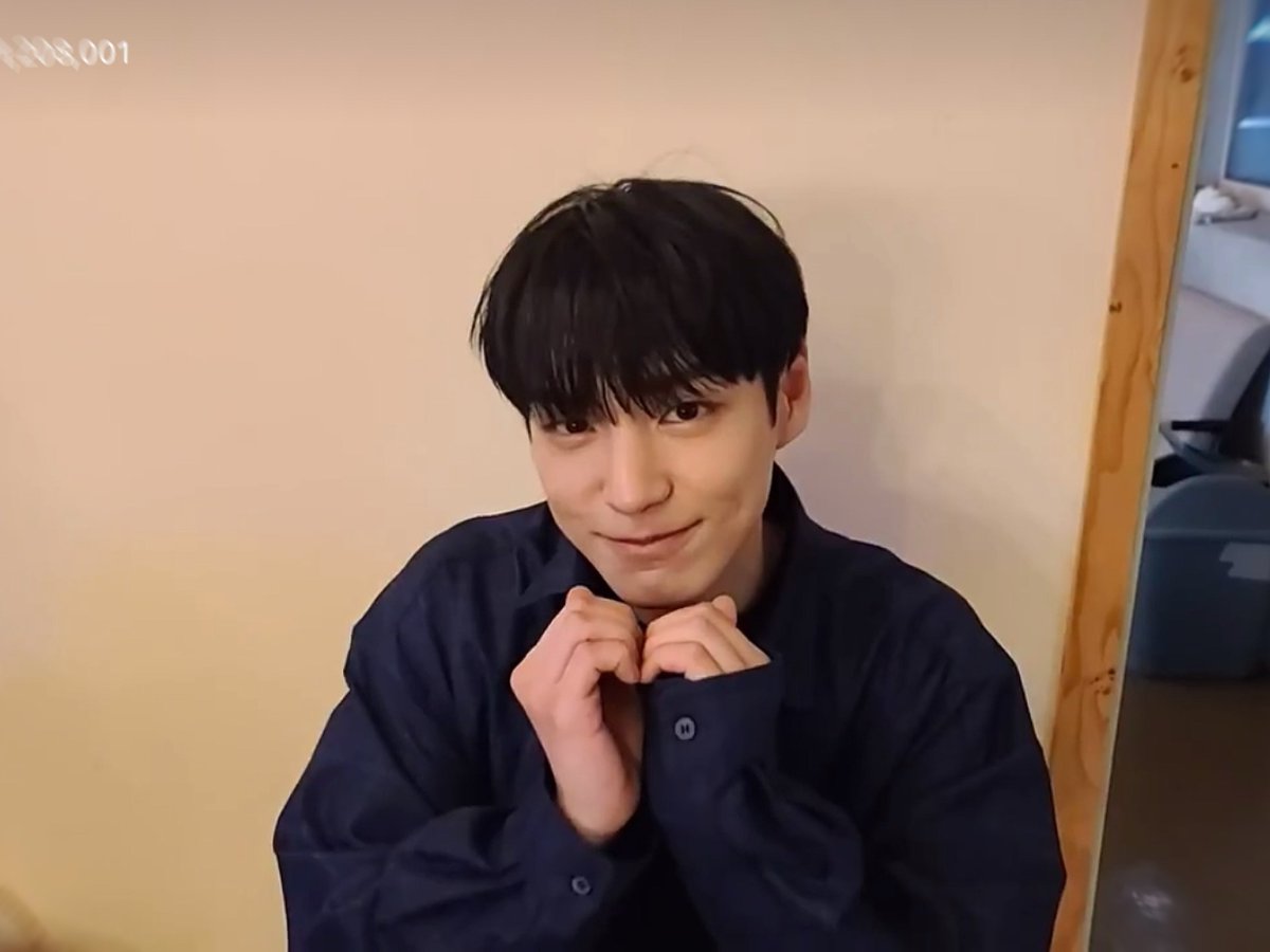 #chan on today’s group vlive 🖤