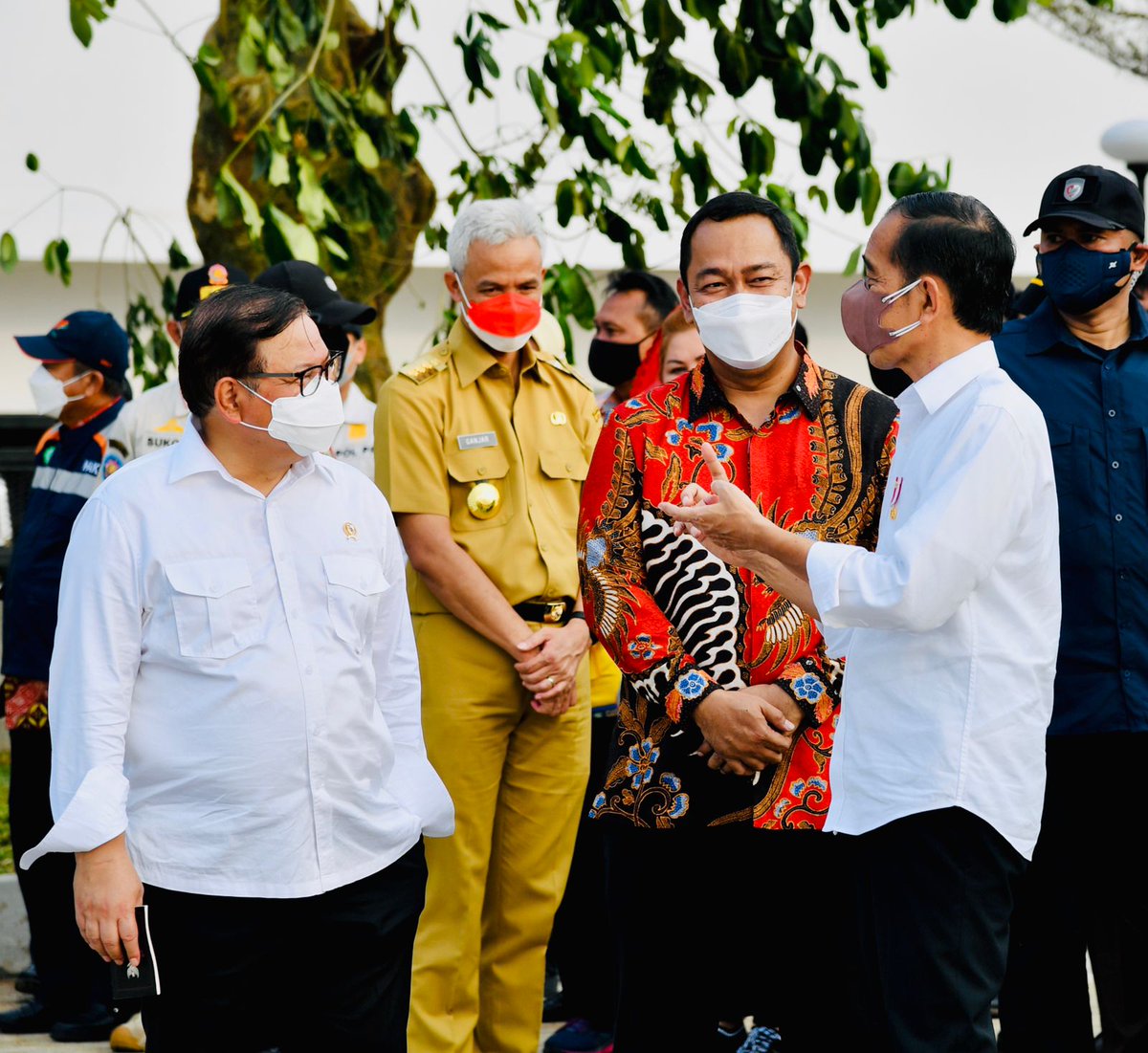 diskusi Presiden <a href="/jokowi/">Joko Widodo</a>  , Bapak <a href="/pramonoanung/">Pramono Anung (IG : @pramonoanungw)</a> serta Wali Kota Semarang <a href="/hendrarprihadi/">Hendi (Hendrar P)</a> tentang Pasar Johar Semarang. Pasar yang mempunyai history sangat kental karya Thomas Karsten #joharbangkit