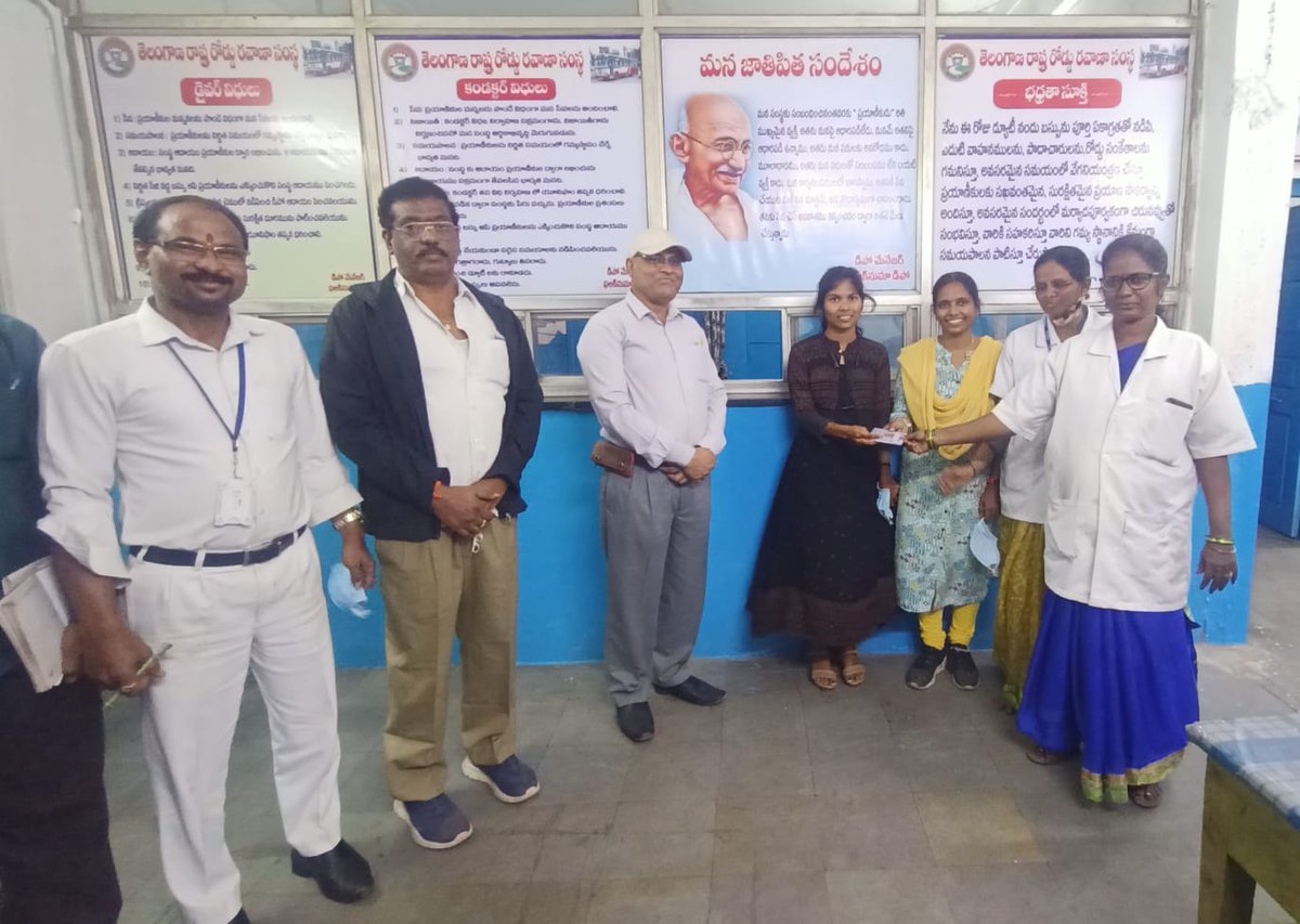 mitr102000's tweet photo. Sir Today Handover rs1000,ATM to Miss Divya who lost it,on rt 65G service 21/1 she boarded the bus at https://t.co/CmDPODlK2Y receiving message Smt Sujatha TI2 contact the all conductors on rt 65G Conductor ALN rao E208292 was found the pass.
@tsrtcmdoffice  @TSRTCHQ  @rmhrtsrtc https://t.co/qYHNOjADmm