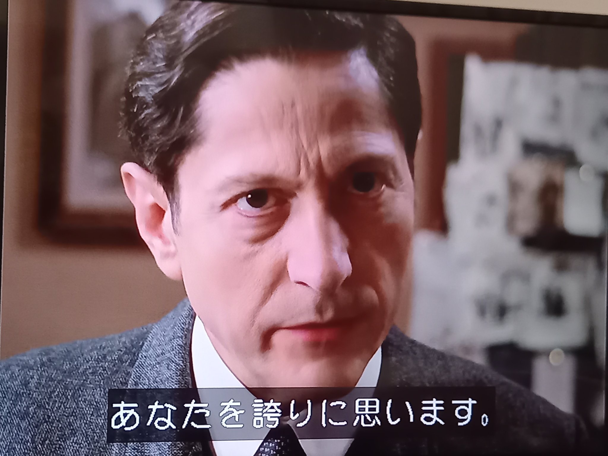Mitchy 普段は皮肉屋のレストレード警部がホームズに心からの賛辞を贈る その言葉に思わず感極まるホームズ 噛み締めるように ありがとう を二度口にするこの場面 ジェレミー氏の表情の変化 繊細な演技が本当に素晴らしいのよね シャーロック