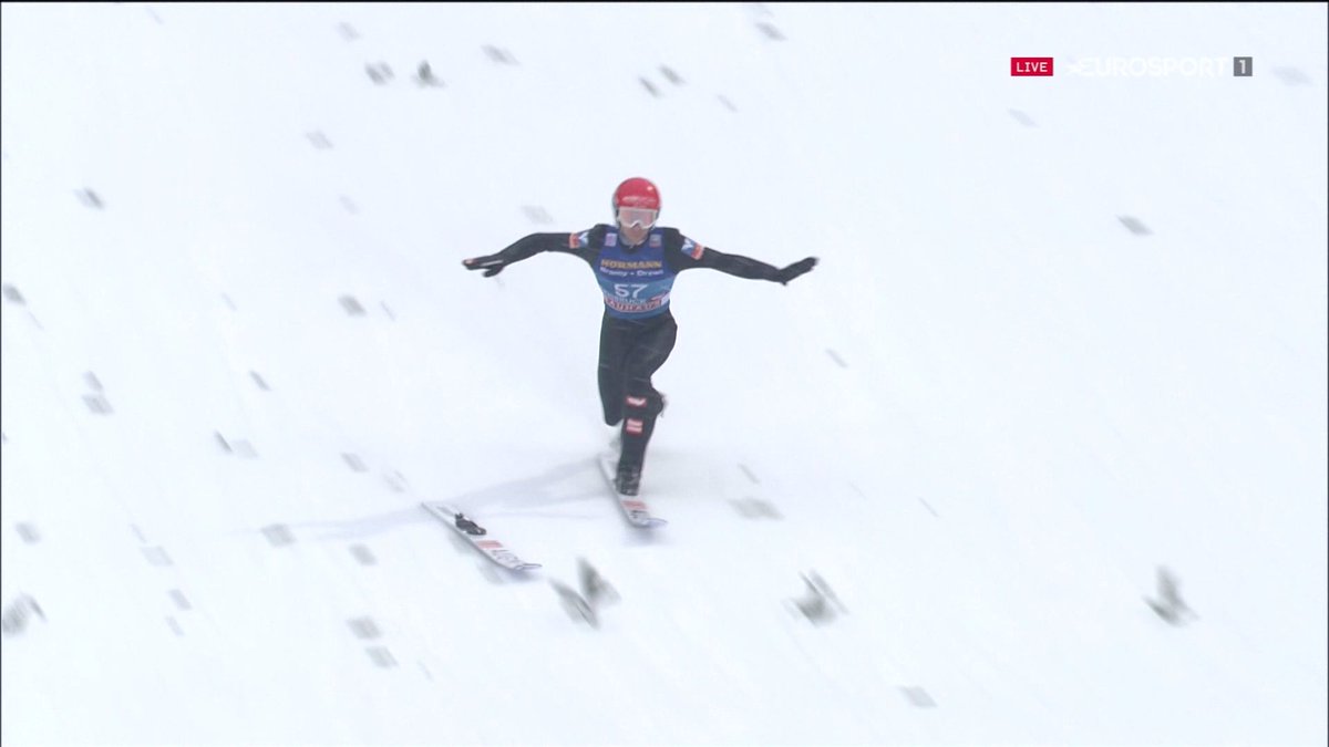 Manuel Fettner przypomniał sobie o MŚ w Val di Fiemme sprzed 9 lat.

Austriakowi wypięła się narta po wylądowaniu, ale utrzymał równowagę do momentu minięcia strefy oceniania skoku i wystąpi wieczorem w konkursie #Bischofshofen <a href="/Skijumpingpl/">Skijumping.pl</a> <a href="/Eurosport_PL/">Eurosport Polska</a>