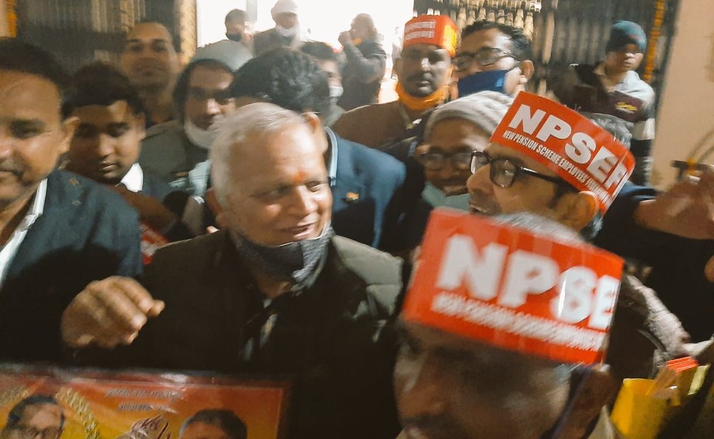 NPSEFR's tweet photo. @RajGovOfficial के प्रशासनिक मुखिया श्री निरंजन आर्य को राज्य में '#राजस्थान_सिविल_सेवा_पेंशन_नियम_1996' लागू करने को लेकर @NPSEFR प्रतिनिधियों ने १२७ पृष्ठीय प्रतिवेदन सौंपा। #NPS कार्मिकों के #GPF-2004/SAB-2004 खाते खोले जाने पर जताया आभार।
@RajCMO @RajAssembly @DIPRRajasthan https://t.co/kevhNqclzm