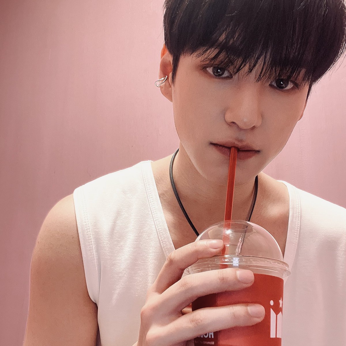 [#찬]🖤-@
촬영 쉬는시간에..📸☕️
