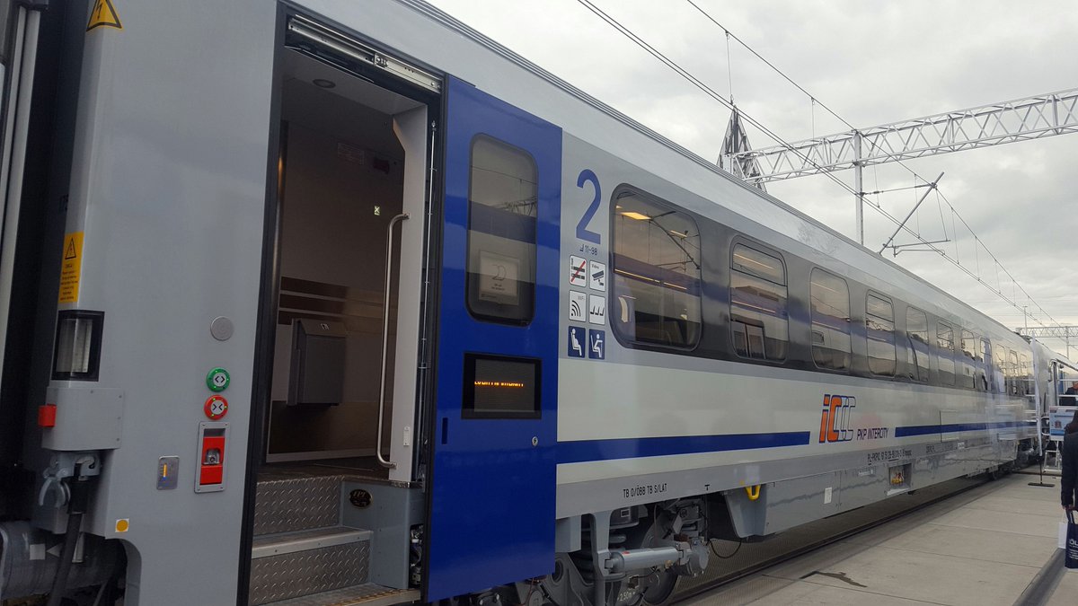 bazawagonow's tweet photo. Kolejne wagony od #FPS bezprzedziałowe #175A_10 trafiły do @PKPIntercityPDP.

Wagony z numerami 001-008 trafiły do Wrocławia. 

Fot. Aleksander Kędzierski https://t.co/j0Lh5m27Sv