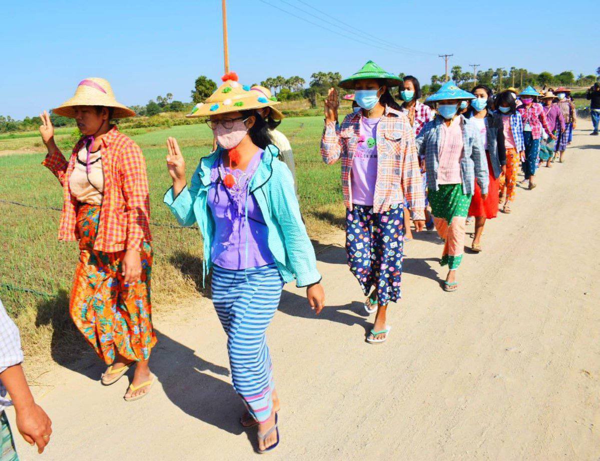MayPaingTun3's tweet photo. Locals of eastern Yinmarpin &amp; northern Salingyi Tsp marched to overthrow Genocidal Military as 301st day of protest. #ASEANStopHunSen #2022Jan5Coup #WhatsHappeningInMyanmar https://t.co/xzT09lXw0S https://t.co/rbcTy1CMpR