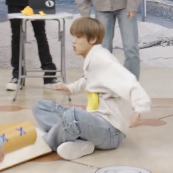 hycklab's tweet photo. haechan looks so tiny https://t.co/scun4sAXLF
