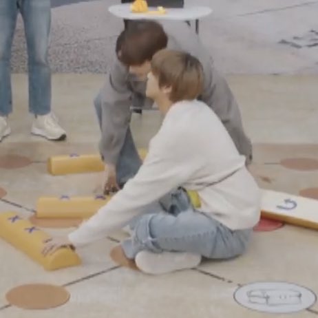 hycklab's tweet photo. haechan looks so tiny https://t.co/scun4sAXLF