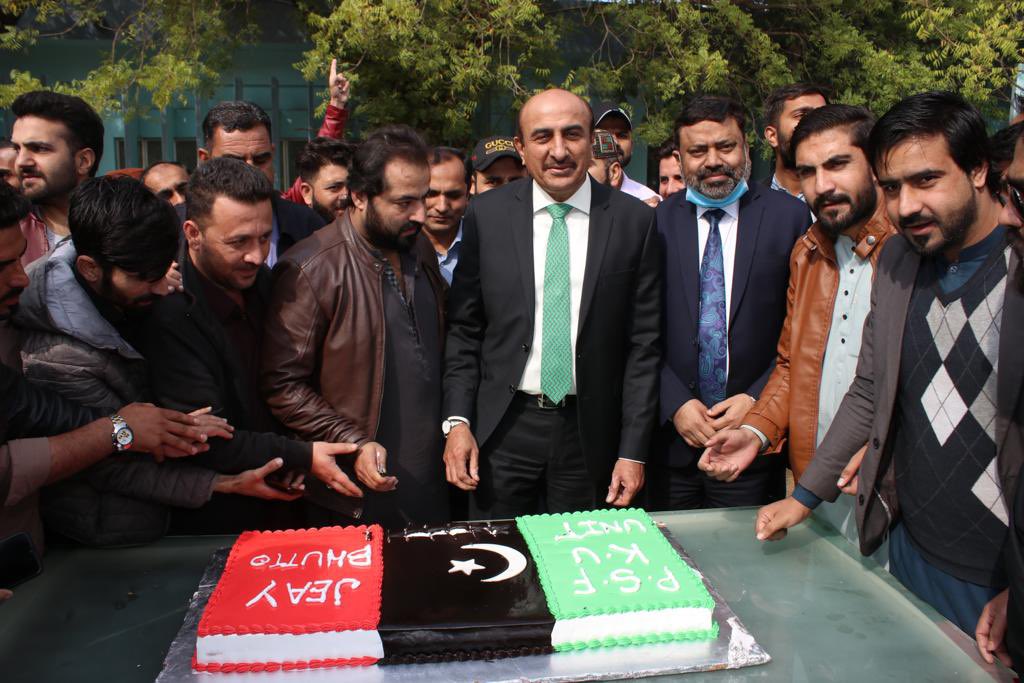 MIsmailRahoo's tweet photo. جامعہ کراچی میں پی ایس ایف یونٹ کی جانب سے قائدعوام شہید ذوالفقار علی بھٹو کی 94 ویں سالگرہ کے موقعہ پر کیک کاٹنے کی تقریب.
#HappyBirthdaySZAB 
#HappyBirthdaySZABhutto https://t.co/PoE6einNe3