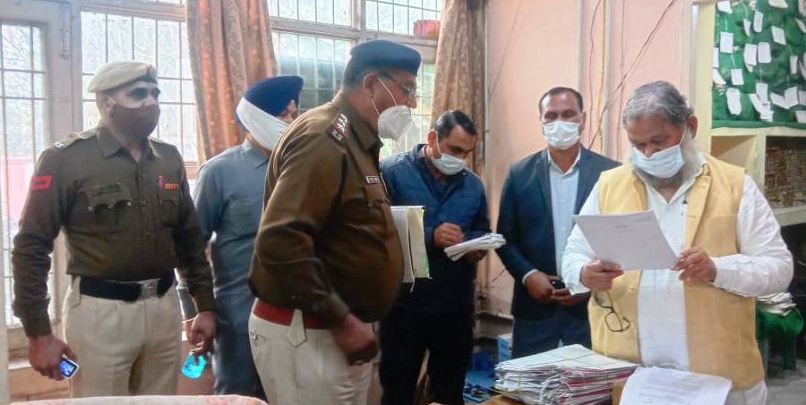 DiprHaryana's tweet photo. गृह मंत्री श्री अनिल विज ने आज कुरुक्षेत्र के शाहबाद थाने में छापा मारा। थाने में दस्तावेजों की जांच के दौरान गृह मंत्री को कई लंबित शिकायतें मिली तो कई केसों की जांच भी पूरी नहीं मिली। थाना स्टाफ की कार्रवाई से खफा गृह मंत्री ने शाहबाद थाने के SHO को सस्पेंड करने के निर्देश दिए। https://t.co/AyucJ5w6bk