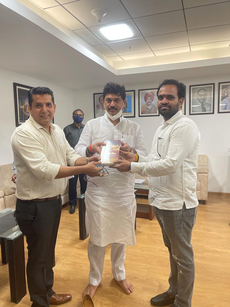 Amit_tiwari_bjp's tweet photo. *साथी - द युथ फाउंडेशन* श्री भगवतगीता जयंती महाउत्सोव निमित व महाराष्ट्र विधान परिषदेचे माजी उपसभापती *स्व वसंत डावखरे साहेब* यांच्या स्मृिनिमित्त मंत्री महाराष्ट्र राज्य मा. @dhananjay_munde यांना श्रीमद् भगवद्गीता भेट देण्यात आली @JChounal @Amit_tiwari_bjp @niranjandtweets https://t.co/vjV8qi0rML