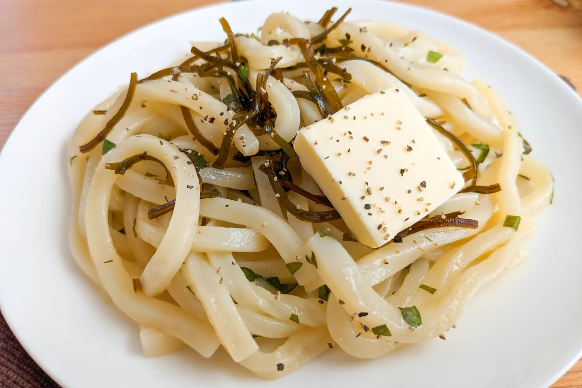 さっと一品作りたいときに大活躍しそう！塩昆布などを使った、お手軽「うどん」レシピ！