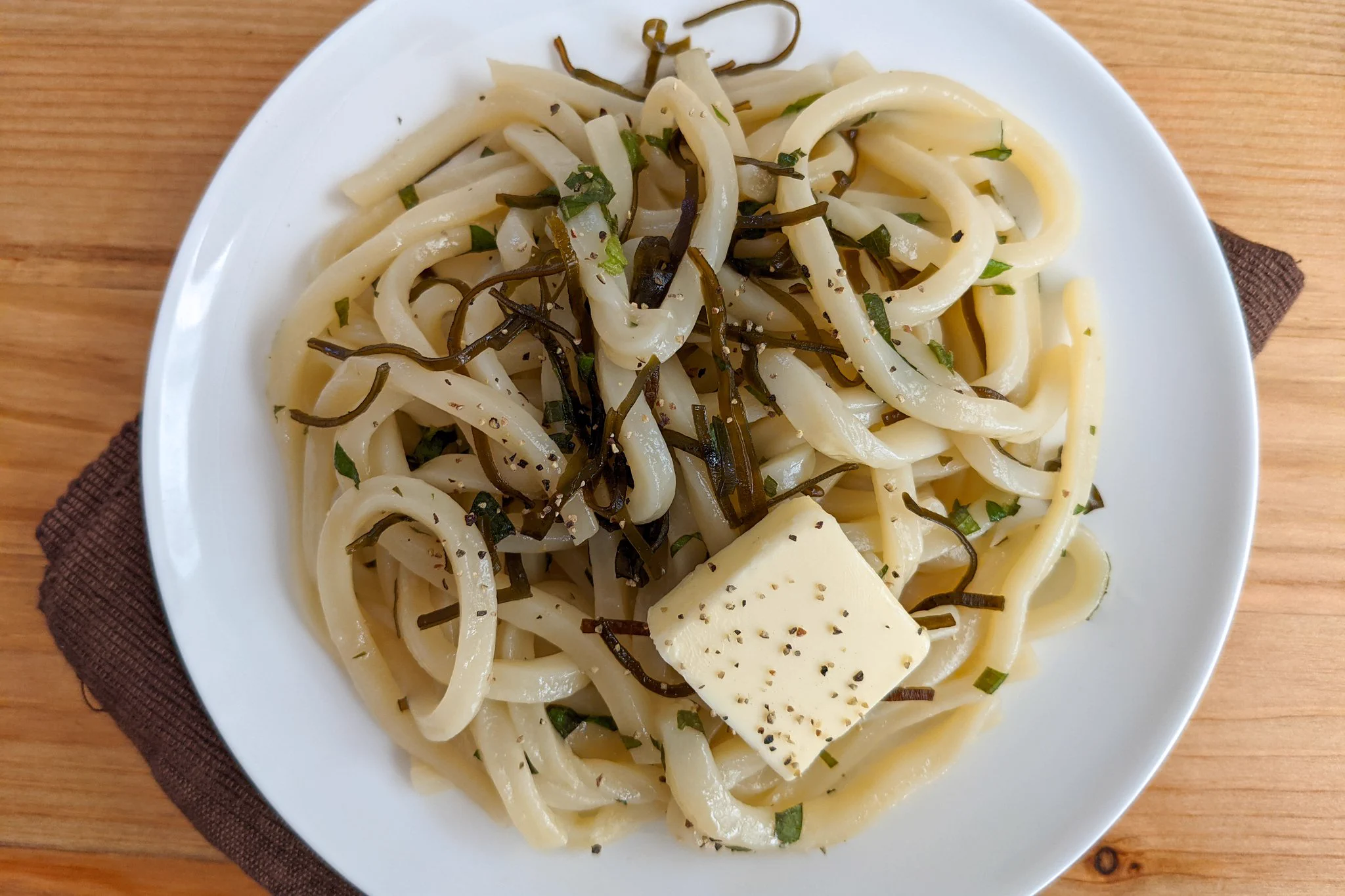 さっと一品作りたいときに大活躍しそう！塩昆布などを使った、お手軽「うどん」レシピ！