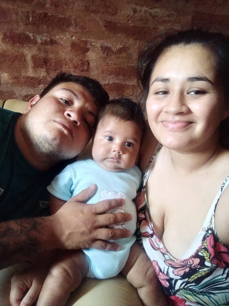barbi_sena's tweet photo. Se levanta a las 6, llega de trabajar, me trae comida (siempre mi favorita), me prepara teres, terminamos de comer y rara vez lava los platos (aunque odie), me ayuda siempre a lavar las ropas, llega la siesta y se pone a bailar con su hijo para que se duerma, y si no duerme+ https://t.co/NeAxwHhdCW