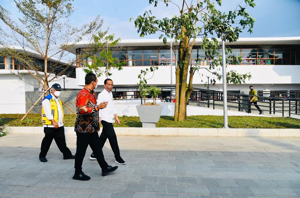 jokowi's tweet photo. Hari ini, saya gembira melihat langsung dan meresmikan Pasar Johar di Kota Semarang yang sudah direvitalisasi. 

Pasar Johar yang terdiri atas Pasar Johar Utara, Johar Tengah, Johar Selatan, dan Pasar Kanjengan kini lebih modern dan tertata, dan tetap jadi bangunan cagar budaya. https://t.co/jiuroKQ1Kj