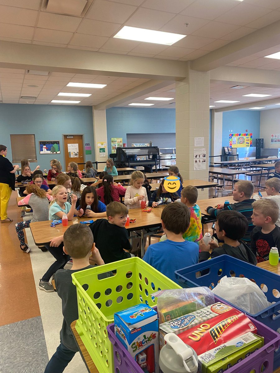 AprilWachal2's tweet photo. We celebrated kiddos who met their  2nd quarter AR goal with snacks and games! We had a fun time! #lakeviewvikes @ShellCreekVikes @Jennifer1266 https://t.co/IRWjmIDCel