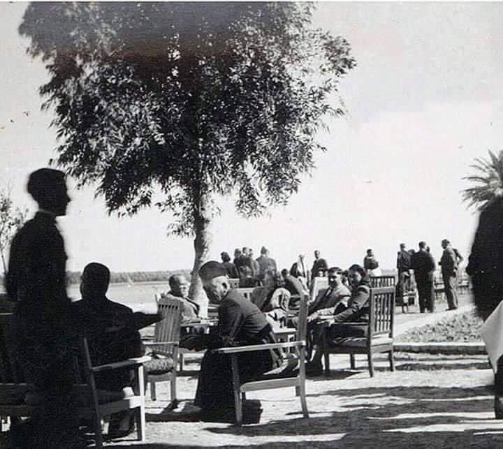 صورة توثيقية رائعة البصرة في عام 1950 منظر جميل لأحدى المقاهي على شط العرب #iraqesque #baghdad_salam