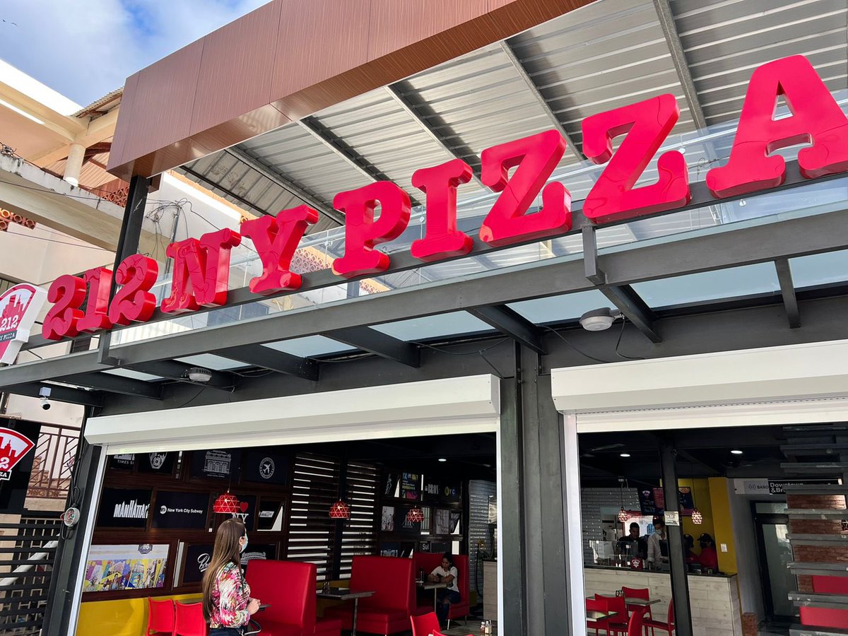 AdecorRD's tweet photo. ¡Saludando al miércoles! 

Mocanos, un pedazo de New York ya está en Moca. Nuestro establecimiento miembro 212 NY Pizza (@212nypizza) abrió su nueva tienda en la Calle Córdoba casi esquina Morillo, Moca. 🇩🇴🎉

#Adecor #MiembrosAdecor #212nypizza #RestaurantesRD #Moca https://t.co/bKoueibn5C