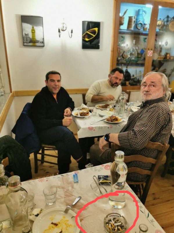 VarnavasDim's tweet image. Στην Καρδίτσα για διακοπές ο Πρόεδρος, κάθεται σε ταβέρνα και το σταχτοδοχείο είναι γεμάτο τσιγάρα. Όταν ο ίδιος ο πρώην ΠΘ δε σέβεται τους νόμους, περιμένουμε να το κάνουν οι πολίτες;