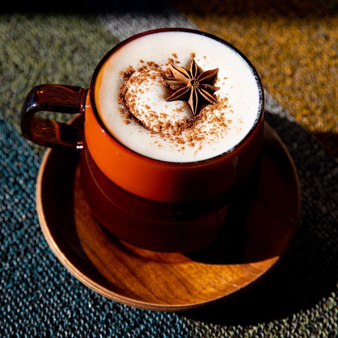 Need a mid-week pick-me-up? The Black Swan ☕️⁣ from <a href="/publicuslv/">PublicUs</a> made with delicious and warming spices is sure to brighten your week.

📸 <a href="/publicuslv/">PublicUs</a>