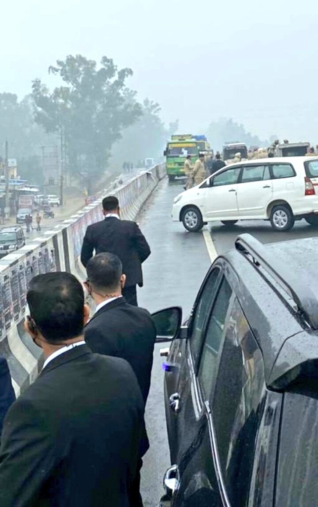 PALASH____'s tweet photo. Protestors block convoy of PM on a flyover.Before that Protestors ran along the convoy for about500mts, Now wait and watch,what #Modi Rock's. 
Here lies larger design 
#BharatStandsWithModiJi https://t.co/xdZsJnL7Pe