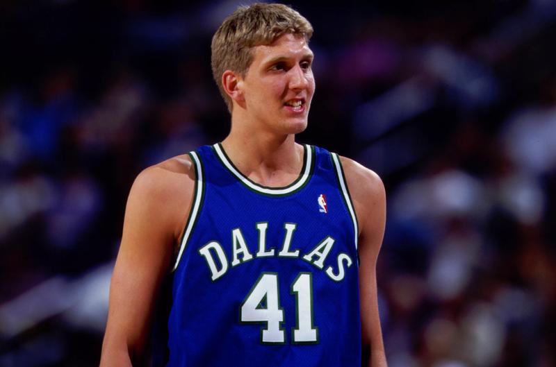 DallasMavsFr's tweet photo. 🐐 JEU-CONCOURS DIRK 🐐 

Pour fêter le retrait du n°41 du Wunderkind, on vous fait gagner un magnifique maillot rétro Mitchell &amp; Ness de Dirk Nowitzki ; saison 1998-99 🔥

Pour cela :
- RT
- Follow @DallasMavsFr
- Raconte une histoire de Dirk qui t'a marqué(e)

T.A.S le 12/01 🇩🇪 https://t.co/6oqbt7rVRc