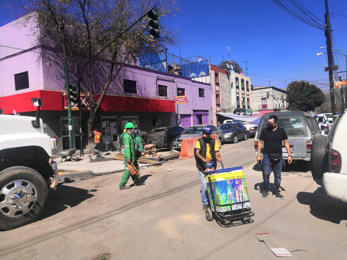 Artemio97939139's tweet photo. El día de ayer a una patrulla se le complico el paso. Ya levantamos folios SUAC-2201041221848. y nadie hace nada y siguen construyendo. Ayúdenos en hacer la colonia más segura para los vecinos. @SOBSECDMX @SandraCuevas_ @Claudiashein  esto en la colonia guerrero alcaldía Cuauhtém https://t.co/6h1EZnCemO